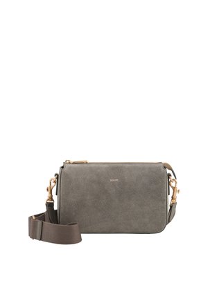 Graue Wildleder-Umhängetasche mit goldenen Beschlägen, abnehmbarem breitem Stoffriemen und Reißverschluss, vorne mittig mit der Marke "JOOP!" geprägt.