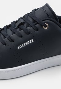 Tommy Hilfiger COURT CUP - Tenisky - desert sky