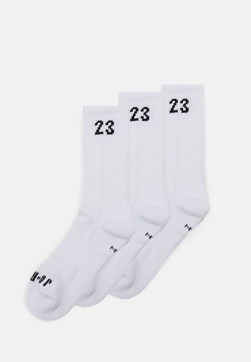 Calcetines de algodón blancos en un paquete de tres. Cada calcetín presenta un diseño acanalado con el número negro "23" en la parte frontal y la marca en la puntera.