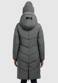 Manteau d'hiver rembourré gris avec capuche, présentant un motif de matelassage en chevrons, un détail de logo au dos et une fermeture éclair à l'ourlet.