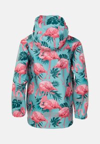 Regnjakke med en turkise bund og et mønster af en pink flamingo og grønne blade. Materialet er glat, med elastiske manchetter og en hætte.