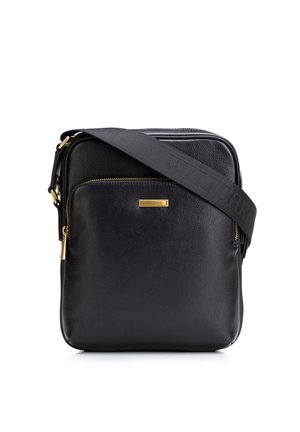 Czarna skórzana torba na ramię z przednią kieszenią na zamek oraz szerokim, regulowanym paskiem na ramię z wytłoczonym logo marki.