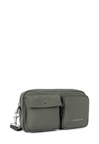 Borsa a spalla in tessuto verde oliva con due scomparti con zip, una tasca con patta frontale e dettagli in hardware argentato. Finitura testurizzata.
