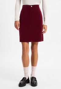 Unselected, bordeaux