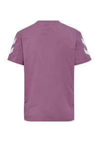 Fioletowa bawełniana koszulka z krótkim rękawem, z białymi geometrycznymi wzorami na ramionach i klasycznym okrągłym dekoltem.