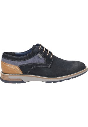 Chaussure à lacets pour homme en tissu noir et gris avec détail de talon en cuir marron clair et coutures blanches sur une semelle gris clair.