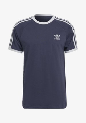 T-shirt Adidas bleu marine avec accents blancs, col rond, et trois bandes blanches sur les manches ; avec le logo emblématique trèfle sur la poitrine.