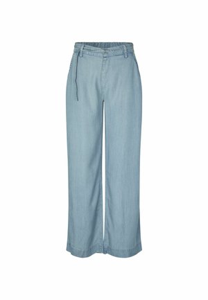 Világoskék, széles szárú farmernadrág rugalmas derékpánttal, húzózsinórral, látható zsebek nélkül; sima textúrájú és egyenes szabású.