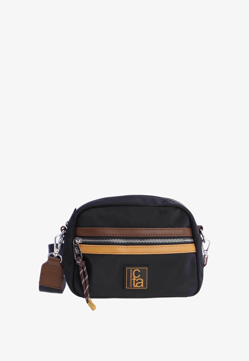 Bolso bandolera de nylon negro con rayas horizontales en marrón y mostaza, con cierre de cremallera, herrajes plateados y parche con el logo.