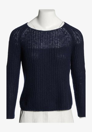Jersey de punto azul marino de manga larga con un patrón de tejido suelto mostrado en un torso maniquí blanco.