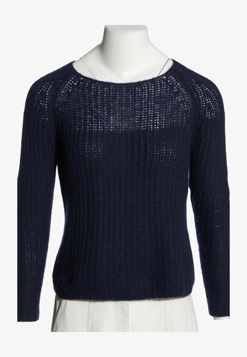Pull bleu marine à manches longues tricoté avec un motif de tissage lâche présenté sur un torse de mannequin blanc.