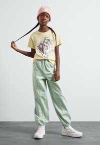 Converse FLORAL SNEAKER - T-shirts print - like butter