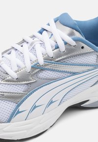 Puma MORPHIC - Maanteejooksu jalatsid - white/zen blue/silver
