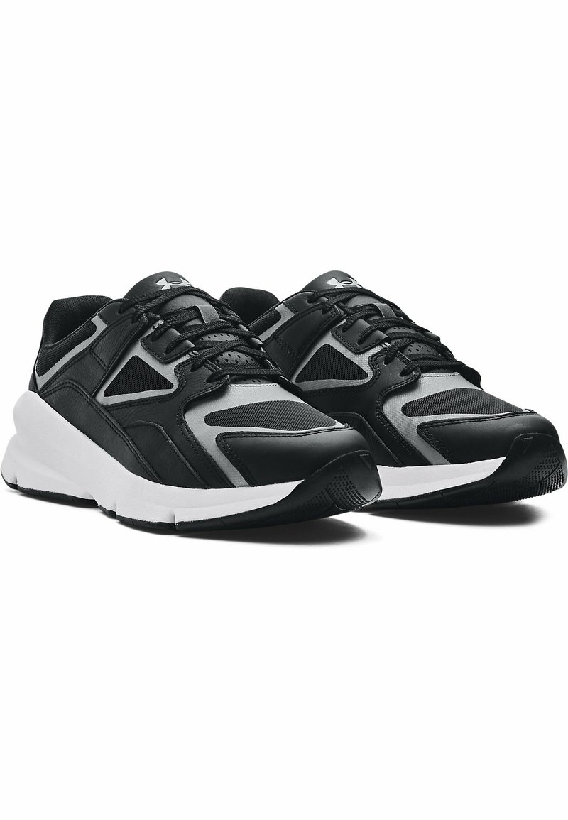 Scarpe sportive nere con tomaia in mesh e pelle sintetica, dotate di un collare imbottito, dettagli grigi e una suola in gomma bianca con grip testurizzato.