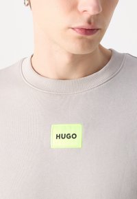 HUGO DIRAGOL - Bluză de molton - light/pastel grey