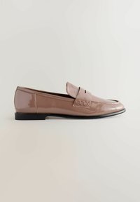 Mocassini in pelle verniciata marrone con tacco basso, caratterizzati da un'accenno cucito e un design con bordi tagliati. Texture liscia con una finitura lucida.