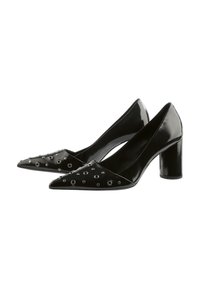 Schwarze Lackleder-Pumps mit spitzen Zehen, verziert mit silbernen, runden Nieten auf dem Vorderblatt und einem Blockabsatz.