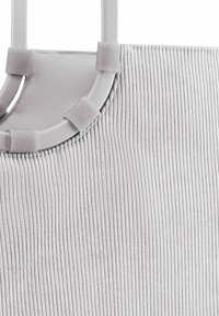 Borsa a spalla grigia con texture e materiale a coste. Presenta un ritaglio semicircolare con hardware grigio abbinato e morbidi dettagli per una presa migliore.