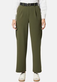 Olivgrüne Cargo-Hose mit hoher Taille, Falten vorne, seitlichen Taschen und einem schwarzen Gürtel mit runder Schnalle. Der Stoff ist glatt und strukturiert.