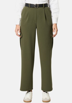 Olivgrüne Cargo-Hose mit hoher Taille, Falten vorne, seitlichen Taschen und einem schwarzen Gürtel mit runder Schnalle. Der Stoff ist glatt und strukturiert.