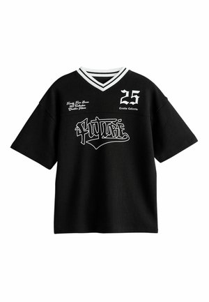 Fekete rövid ujjú sportmez fehér csíkos V-nyakkal, fehér "FUTURE" felirattal, 25-ös számmal és kis logókkal az elején.