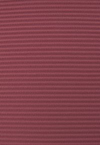 Texturiertes Gewebe in einem tiefen Burgundy-Ton, mit schmalen horizontalen Rippungen und einem weichen, dehnbaren Material. Eignet sich für Bekleidung oder Polsterungen.