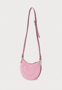 Roze suède crossbodytas in een halve maanvorm, voorzien van een ritssluiting en een verstelbare riem. Gladde textuur met subtiele stiksels.