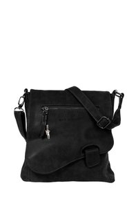 Schwarze Leder-Crossbody-Tasche mit einer vorderen Klappe und einer Reißverschlusstasche. Verfügt über einen dekorativen Anhänger und einen verstellbaren Riemen. Glatte Textur.