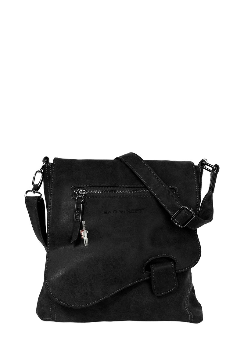 Schwarze Leder-Crossbody-Tasche mit einer vorderen Klappe und einer Reißverschlusstasche. Verfügt über einen dekorativen Anhänger und einen verstellbaren Riemen. Glatte Textur.
