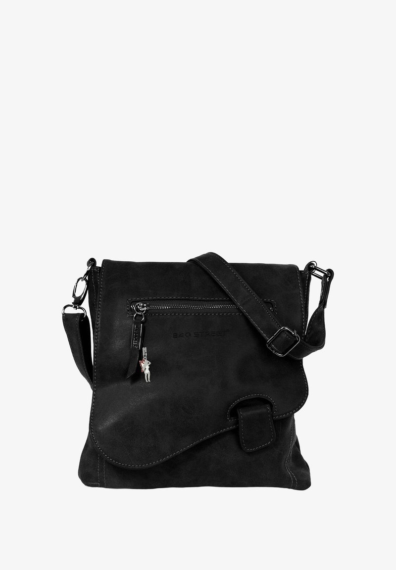 Schwarze Leder-Crossbody-Tasche mit einer vorderen Klappe und einer Reißverschlusstasche. Verfügt über einen dekorativen Anhänger und einen verstellbaren Riemen. Glatte Textur.