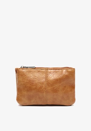 Funda de cuero marrón con un acabado texturizado, cierre con cremallera y costura visible. Forma rectangular compacta, con un diseño simple y funcional.