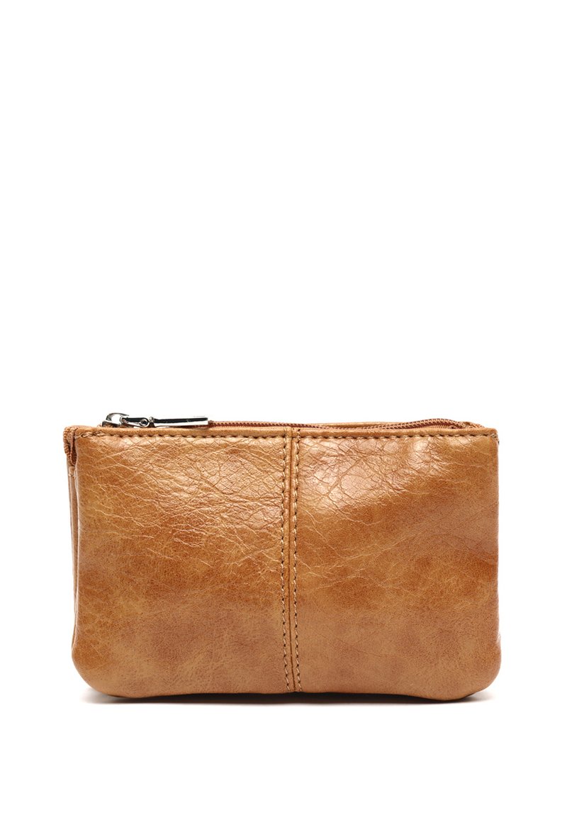 Brązowa skórzana saszetka o teksturowanym wykończeniu, z zamknięciem na zamek błyskawiczny i widocznymi szwami. Kompaktowy prostokątny kształt, z prostym, funkcjonalnym designem.