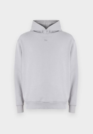 Helles grauer Hoodie mit einem runden Ausschnitt, langen Ärmeln, gerippten Bündchen und einem dezent gestickten Logo auf der Brust. Weiches Material und lässige Passform.