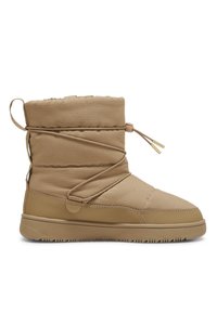 Beige isoleret støvle med tekstureret stof, rund tå og justerbar snørelukning. Letvægts gummisål med skridmønster, enkelt design.