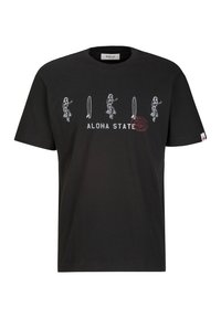 Maglietta nera in cotone con stampe grafiche bianche di figure e tavole da surf, con testo "ALOHA STATE" e un dettaglio logo circolare rosso.