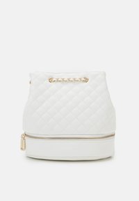 Vit kviltad handväska med en guld kedjeaccent på toppen, som har ett zip-up bottenfack och en slät texturfinish.