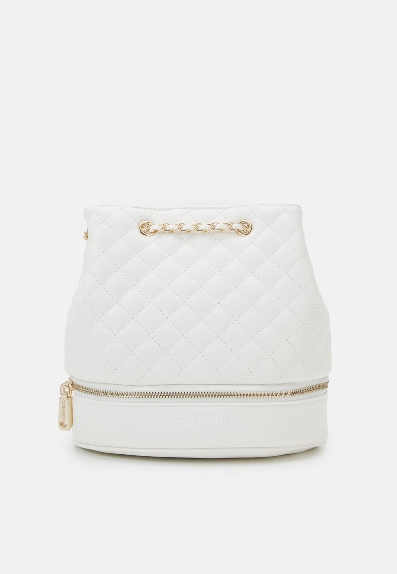 Vit kviltad handväska med en guld kedjeaccent på toppen, som har ett zip-up bottenfack och en slät texturfinish.