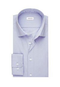 Camicia leggermente blu in cotone con un sottile motivo a righe, colletto button-down, taschino singolo sul petto e bottoni bianchi.