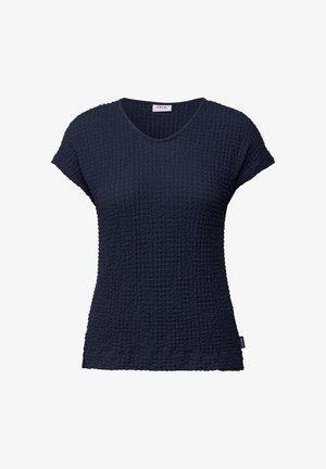 Top de manga corta azul marino con un patrón texturizado en forma de panal. Presenta un escote redondeado y un corte relajado. Etiqueta de la marca visible.