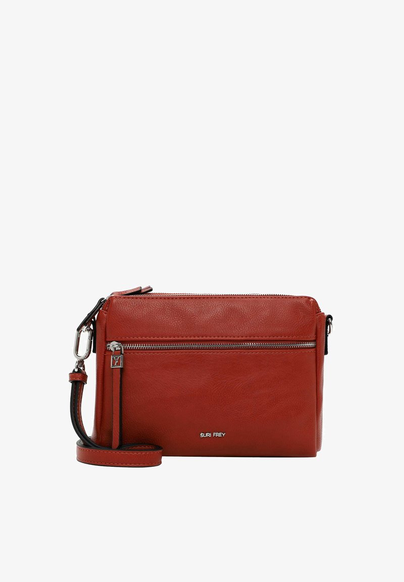 Rød læder crossbody taske med sølv hardware, lynlåslommer og en aftagelig skulderrem. Glat tekstur med en subtil glans.