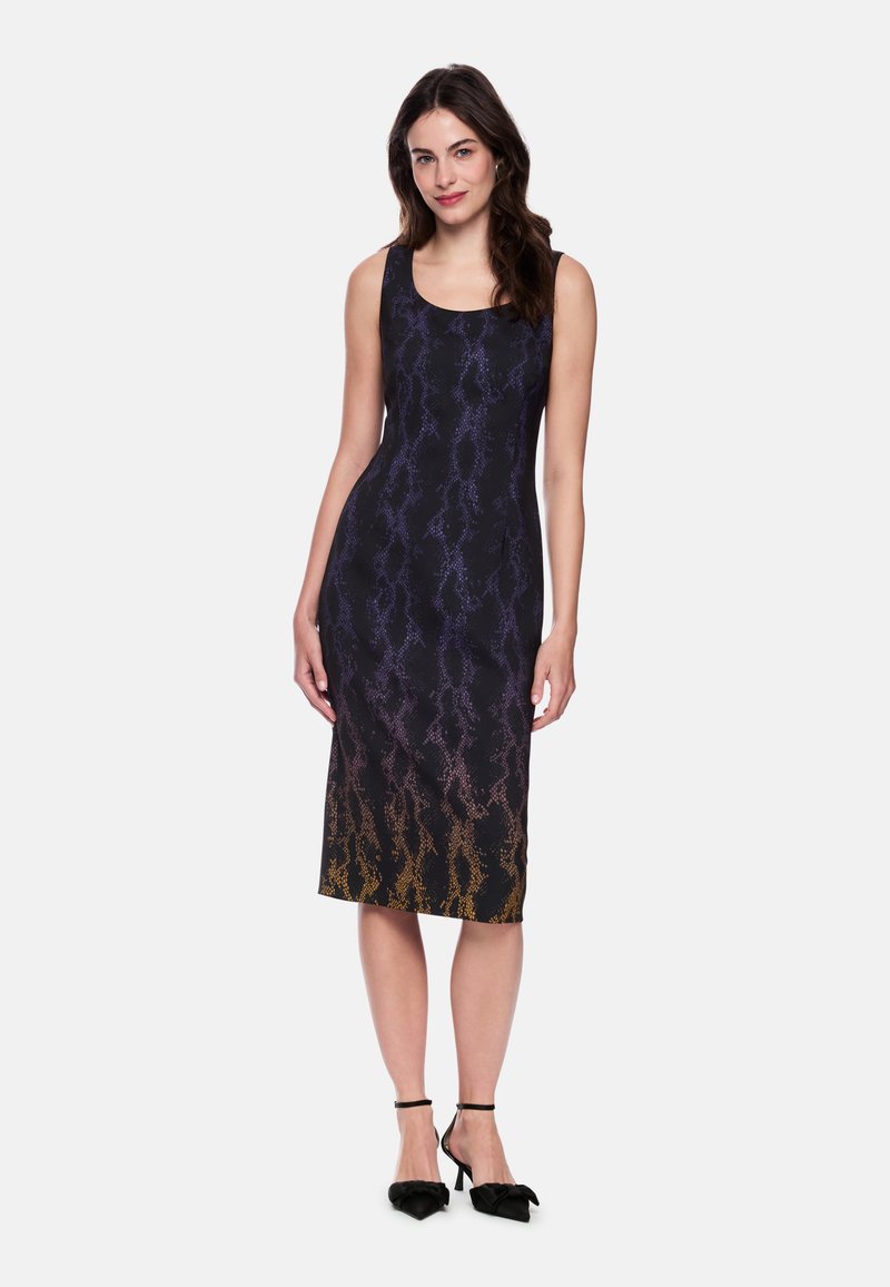 Ärmelloses schwarzes Kleid mit einem Verlauf im Schlangenhautmuster, das von Lila zu Orange übergeht. Eng anliegendes Design, knielang, glatte Textur.