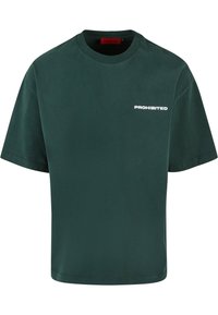 Groene katoenen T-shirt met korte mouwen en een ronde halslijn. Voorzien van de tekst "PROHIBITED" in het wit aan de voorkant. Glad van textuur.