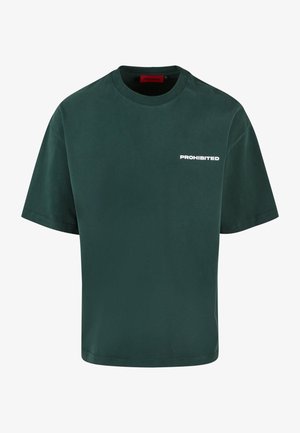 Tricou din bumbac verde cu mâneci scurte și decolteu rotund. Prezintă textul "INTERZIS" în alb pe partea din față. Textură netedă.