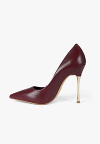 Scarpa con tacco alto in pelle bordeaux, con punta affusolata, apertura sul davanti e tacco a stiletto dorato metallizzato, caratterizzata da una superficie liscia e lucida.
