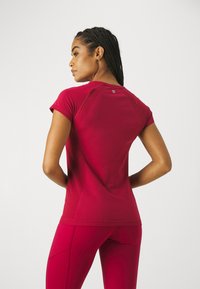 Sweaty Betty ATHLETE SEAMLESS WORKOUT - Sportiniai marškinėliai trumpomis rankovėmis - vamp red