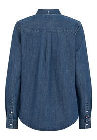 Cămașă din denim albastru închis, cu panou la spate, mâneci lungi și manșete cu nasturi. Prezintă un detaliu pliat și tiv rotunjit.