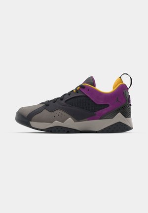 Sneaker mit einem Obermaterial aus grauem und schwarzem Wildleder, lila Akzenten und einer gelben Fersenschlaufe. Verfügt über schwarze Netzpanels und eine strukturierte Gummisohle.