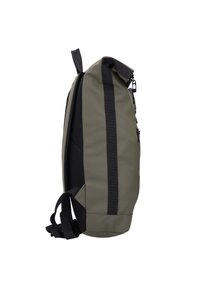 Mochila de color verde oliva con material impermeable, cremallera lateral, correas acolchadas y detalles en negro. Forma redondeada con base plana para mayor estabilidad.