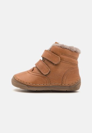 Bottine d'hiver marron pour tout-petit avec deux bandes velcro et doublure en fourrure douce, présentée en profil latéral sur fond blanc.