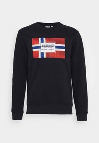 Czarna bluza z dużą grafiką norweskiej flagi w kolorach czerwonym, białym i niebieskim, z napisem "NAPAPIJRI" oraz hasłem wydrukowanym poniżej.